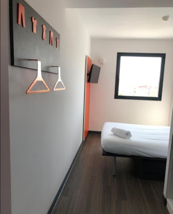 Easyhotel Malaga City Centre Екстер'єр фото